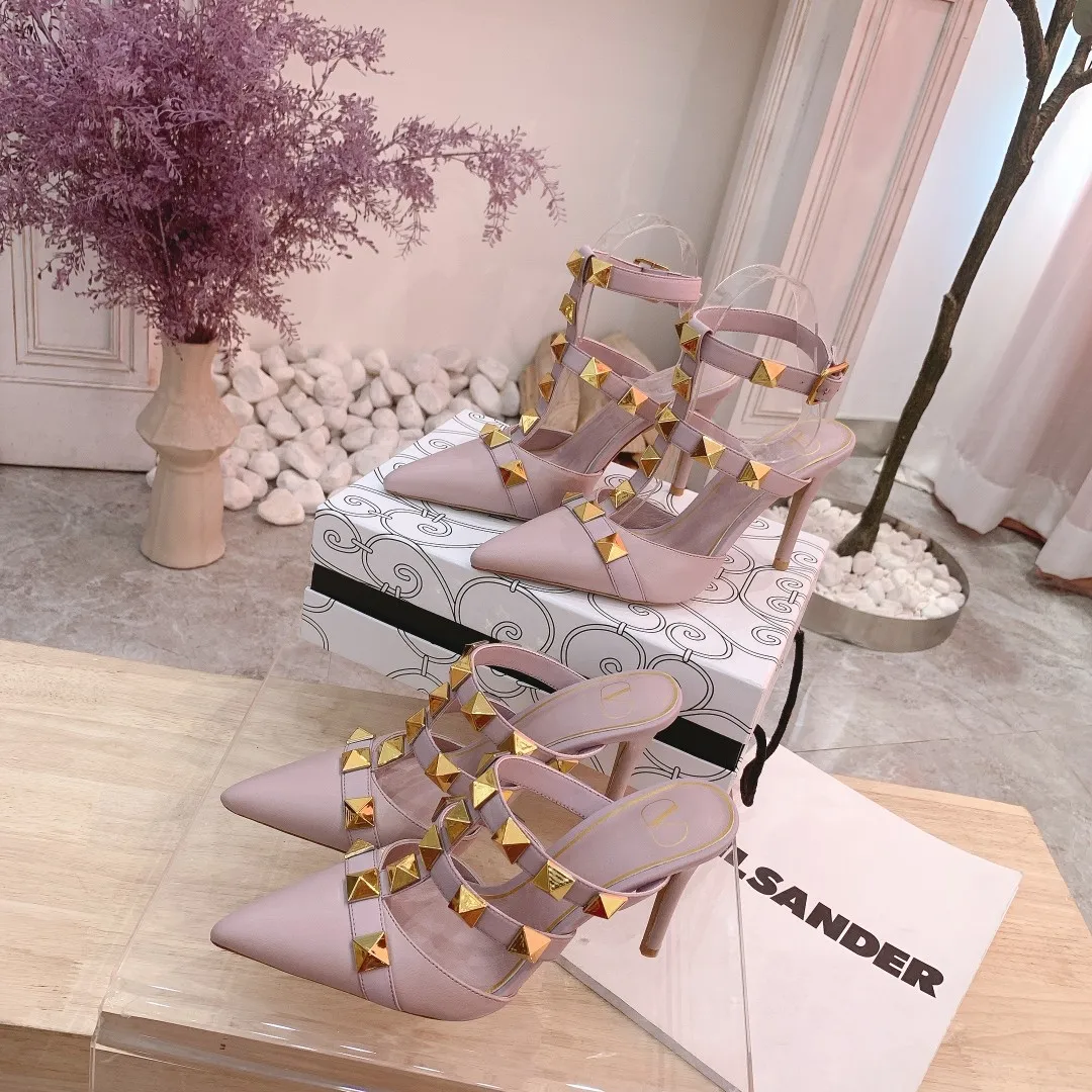 👟👟Ex-factory price 400👟👟 Genuine leather sole +40 (buckle style +10) Valentino Spring and summer new rivet shoes are new☑️ —————————————— The latest golden big rivet elements are full of high-end! Extremely fashionable Heel height: 9.5cm Upper: Matt sheepskin Lining: Sheepskin lining Outsole: Italian genuine leather outsole, rubber sole optional Color: Two styles with 8 colors available Code number: 34-41 (34 and 42 are custom-made and non-returnable) Buckle style: +10 Slippers style: